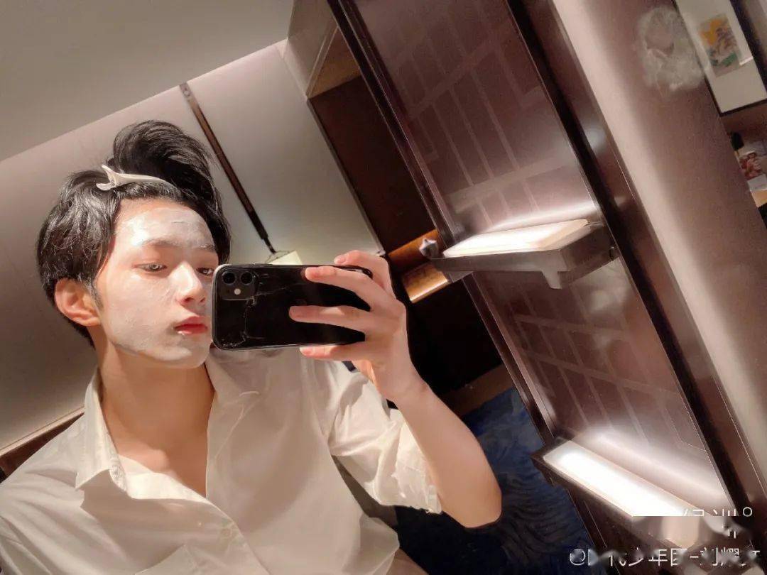 男孩子一定要悄悄的敷面膜然后惊艳所有人