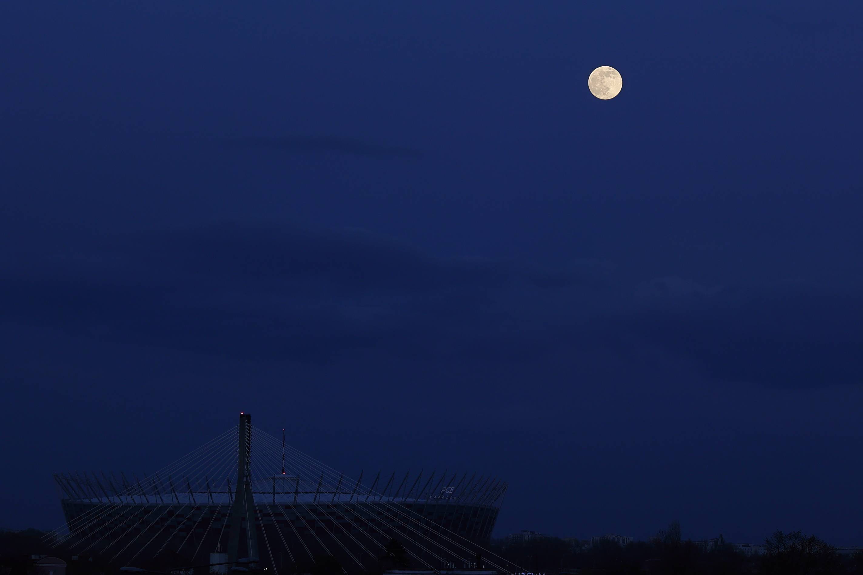 新华社照片,华沙,2021年4月27日4月26日,"超级月亮"出现在波兰华沙的