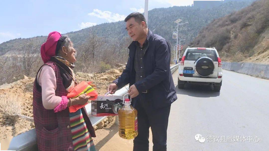 县长格桑朗杰带头参与环境卫生整治 看望慰问爱卫践行者