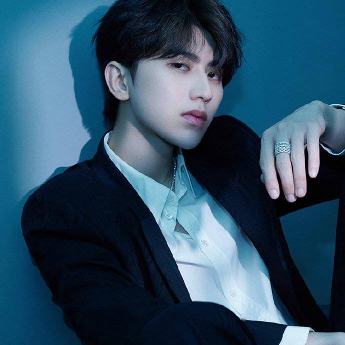 蔡徐坤跑男发布会造型科普高定西装搭配全套戴比尔斯珠宝尽显优雅贵气