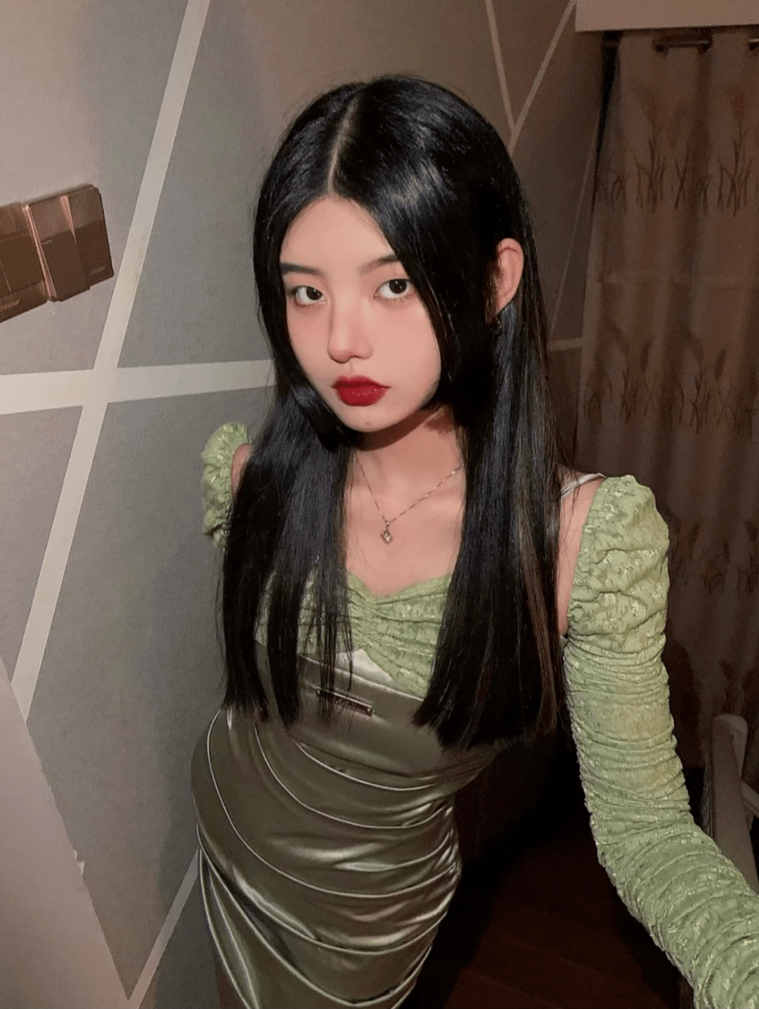 发尾剪平俗称"三刀"传统的公主切一般要满足以下三点吸粉无数哦!