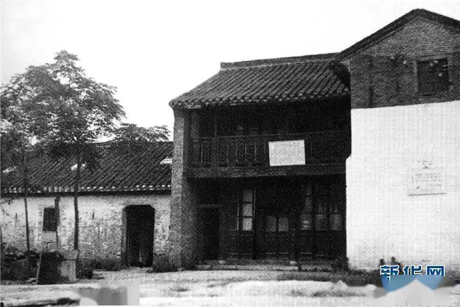 1949年4月23日,华东军区海军在江苏泰州白马庙成立.
