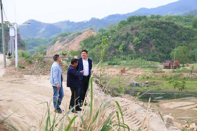 巡河专班先后对巴河干流邱家垱,黄泥坳,独杨树,洗马河,汪家塝段违建物