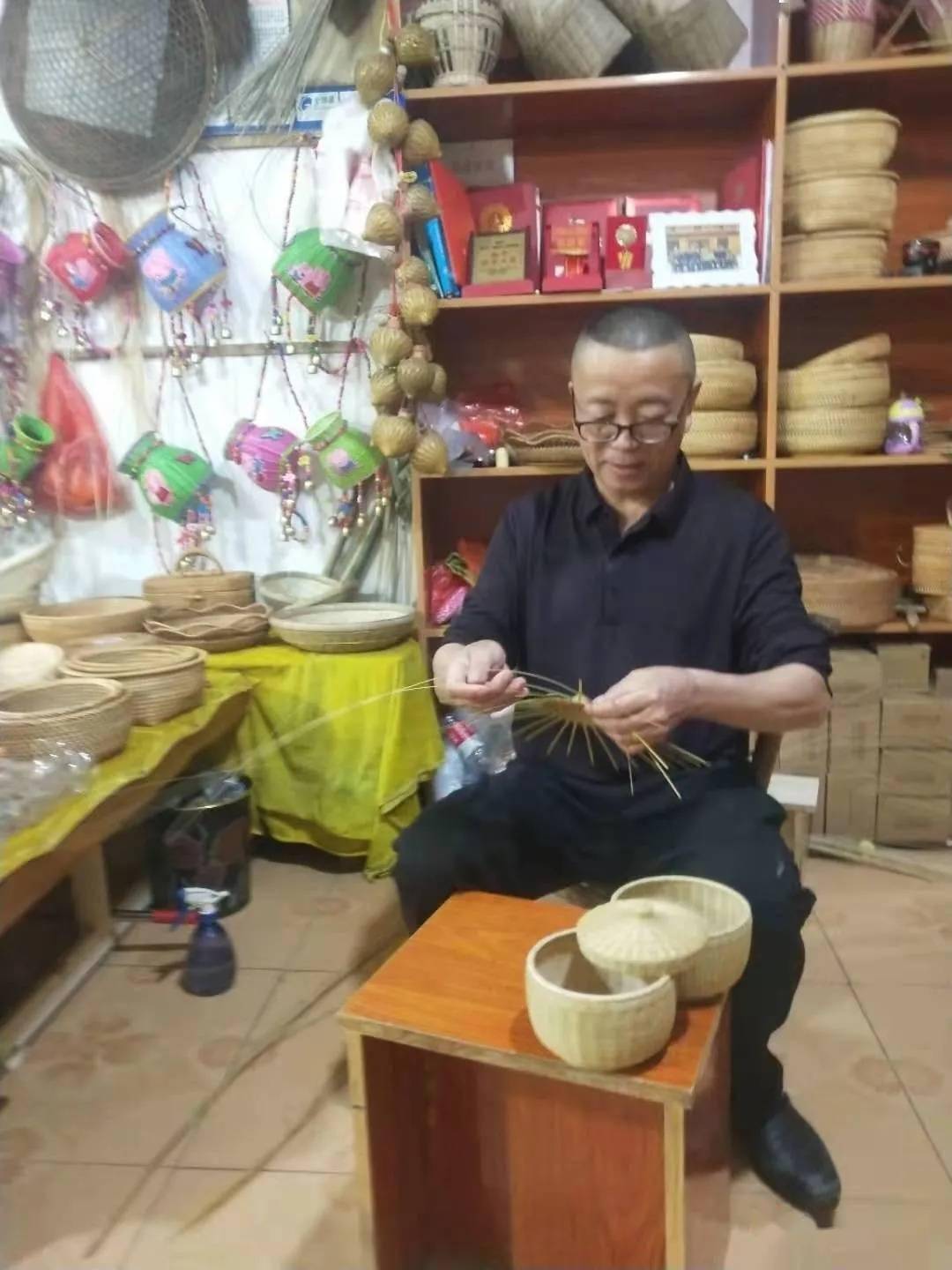 为什么说劳动最光荣,3位先进个人的故事,给每一个平凡人的启示_竹编