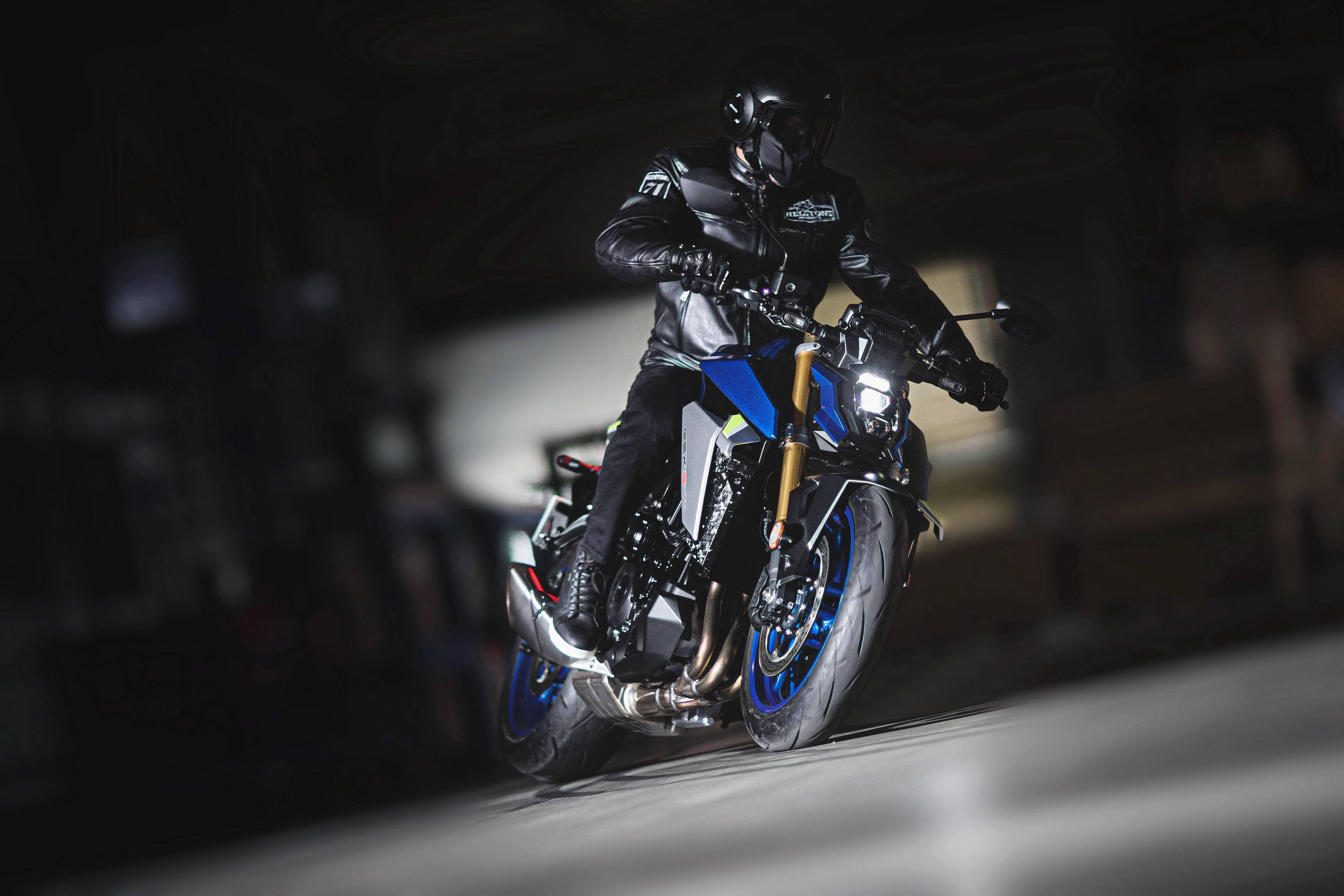 suzuki新一代运动街车2021gsxs1000户外特写