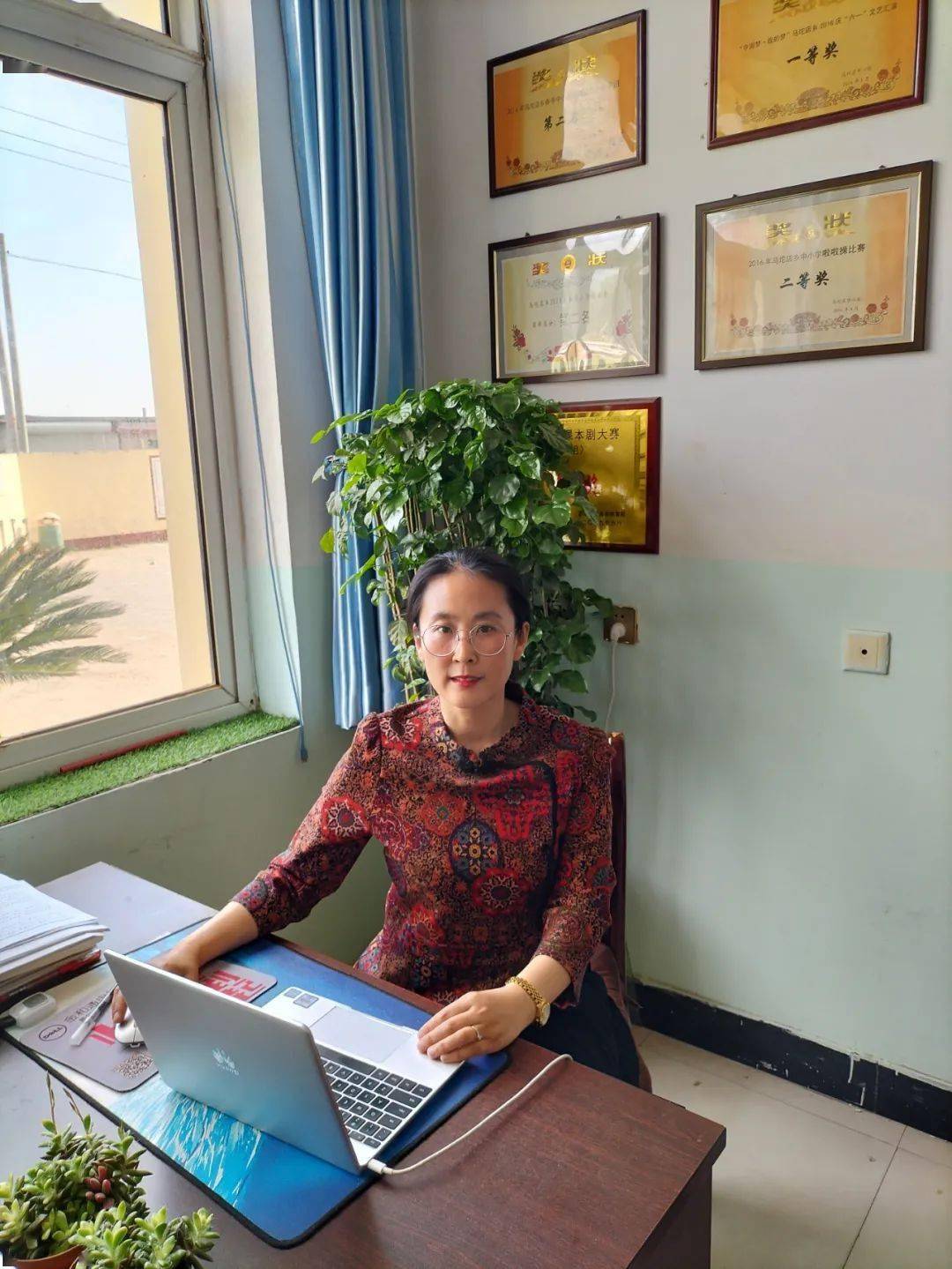 毕业于河北师范大学汉语言文学专业,大学本科.