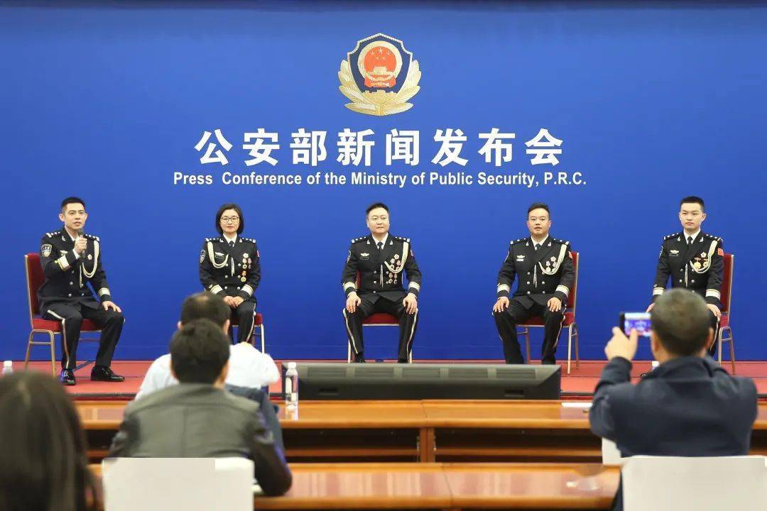 发布会现场 左二为吴婧轩北京市公安局延庆分局八达岭派出所今年荣获"