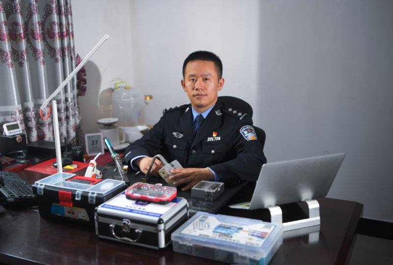 嫌疑人|重庆民警发明自动阻门器 获全国五一劳动奖章