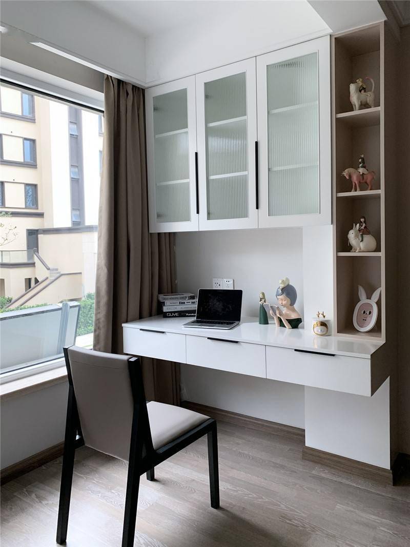 聪明人不省书桌钱,哪怕请师傅打,花费再高都认为是一笔划算买卖