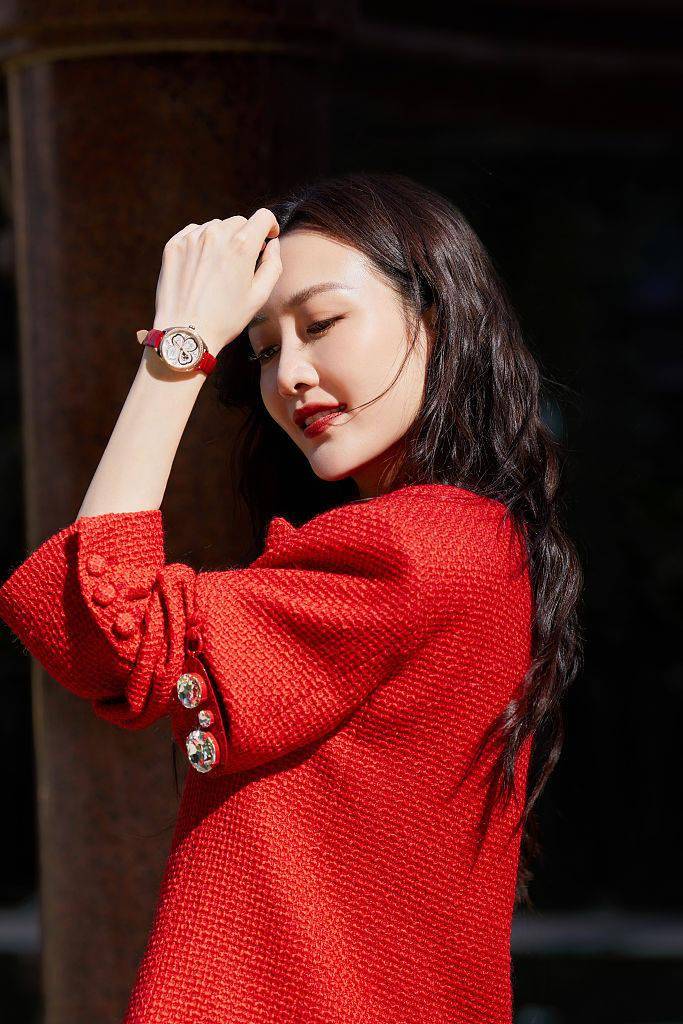 王鸥穿水钻红西装气质华丽高贵清风微扶下媚眼如丝张扬不失清纯