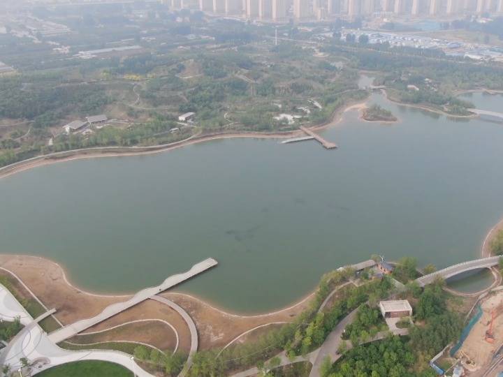 旅遊興旺周邊地價上漲 開封西湖是當地遠近有名的景觀公園,沙灘,亭臺