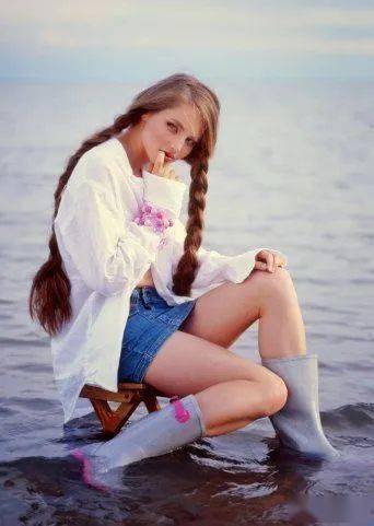 被富商玩弄后入邪教,剪发跳楼_露丝拉娜