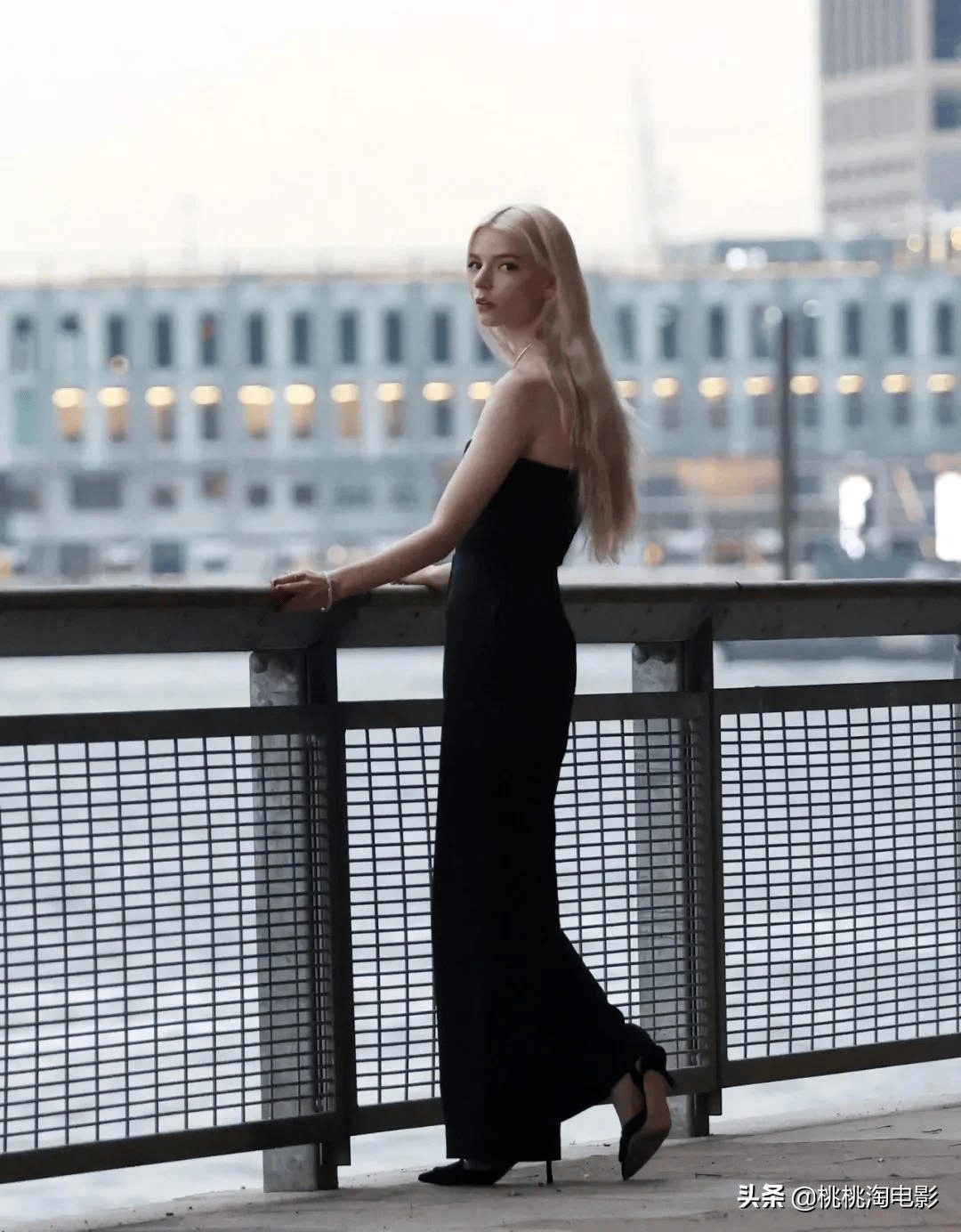 组图:《后翼弃兵》女星安雅·泰勒-乔伊复古妆容写真大片