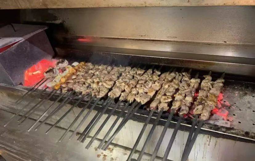 吃货小布搜食记丨烧烤、火锅、小龙虾……你想要的这里都有!小布夜宵秘密基地大曝光!