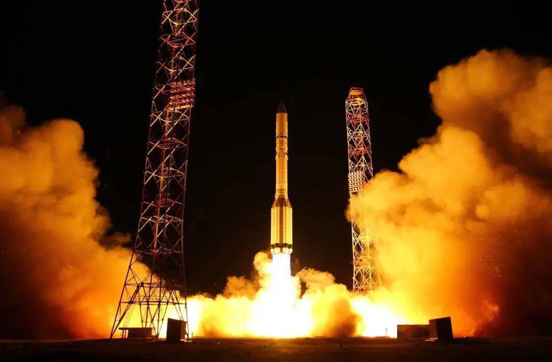 一声巨响,火箭冲天而起,将和平号空间站送入太空,苏联举国欢呼.