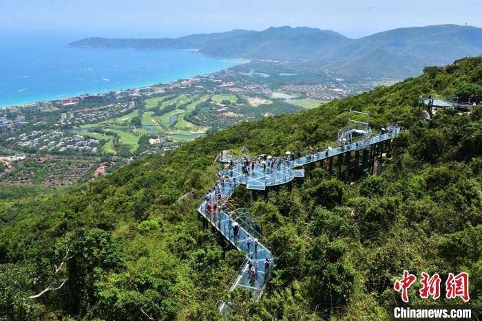 三亚"五一"首日旅游升温不过热 游客安享碧海蓝天好风光