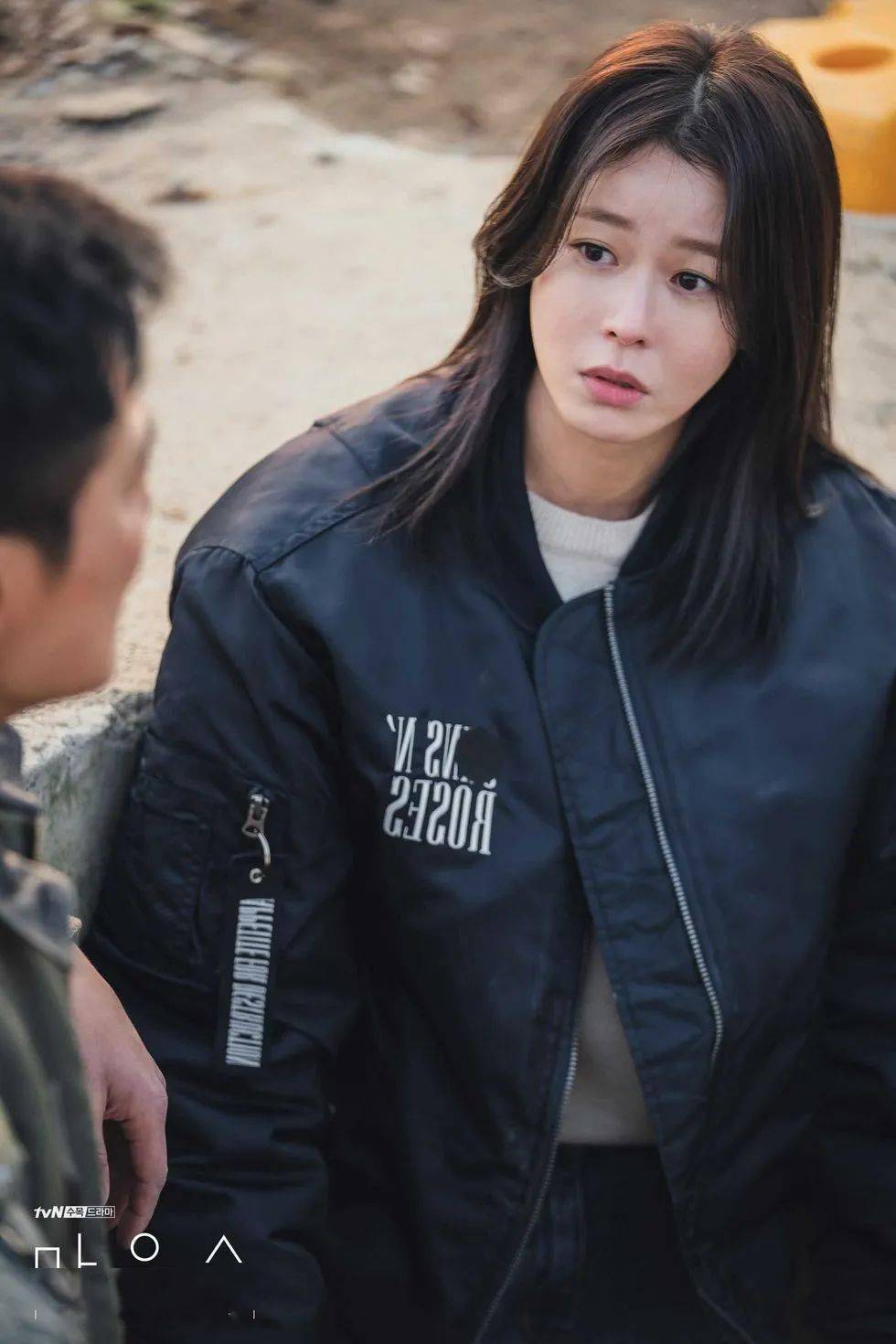 她之前还在电视剧《鲨鱼》扮演过少女时期的孙艺珍,算是官方盖章认证