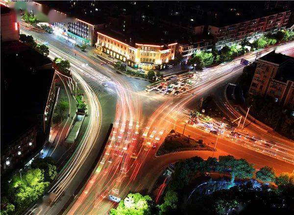 昌南大道快速路相交,与火炬大街,北京东路,解放东路,广州路,朱桥东路