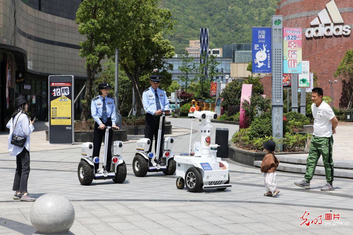 邹训永|5G警用机器人上岗护航五一节日安保