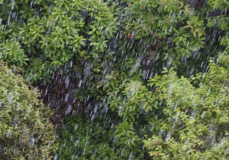 2021年4月30日,江苏连云港市多地突降大雨和冰雹(图片来源:cfp)