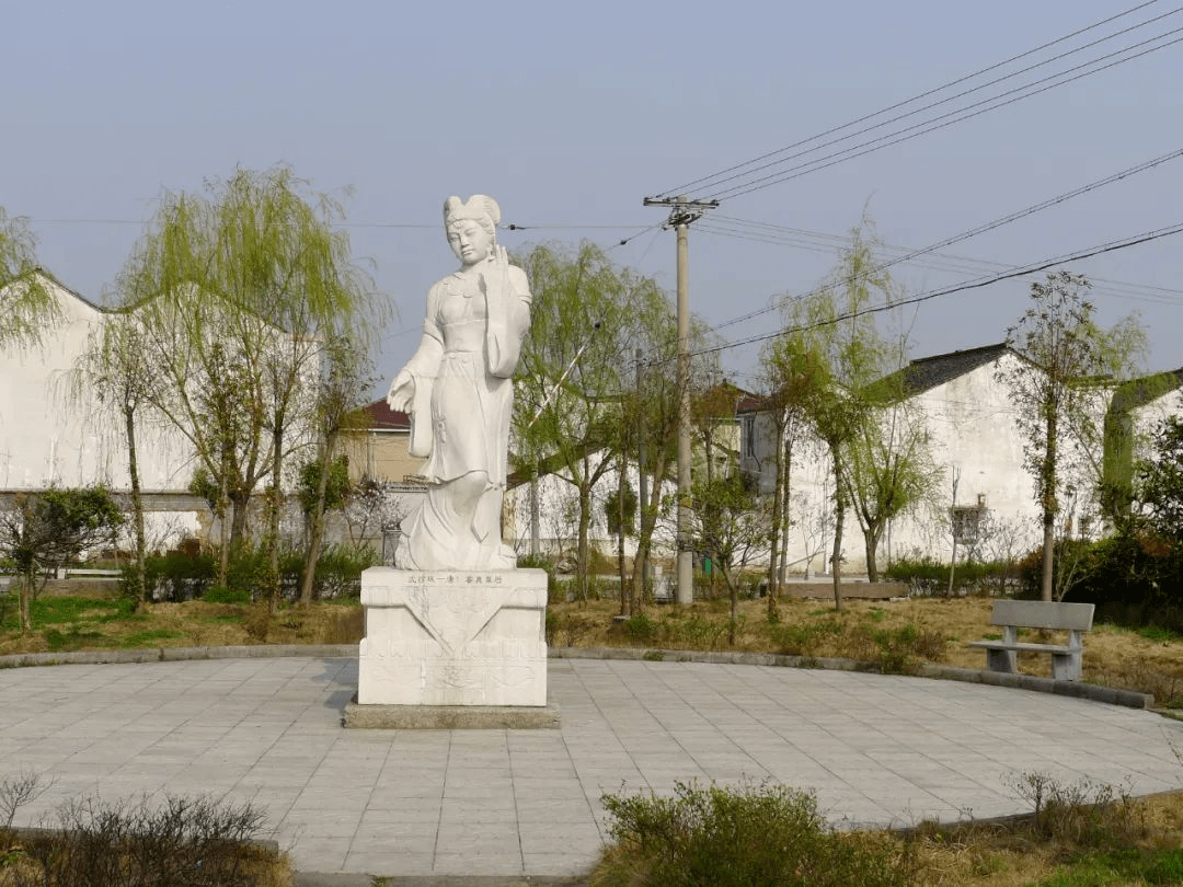 历史上因大唐国母沈珍珠故乡而闻名遐迩"菱湖湖群粮桑渔区",村域为