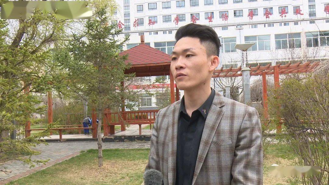 活动中,爱心人士为岷县二中七年级的25名品学兼优且家庭困难学生捐赠