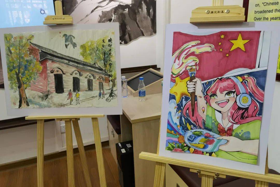 在展示區內,別緻精巧的素描畫,想象力豐富的水彩畫,氣韻生動的書法