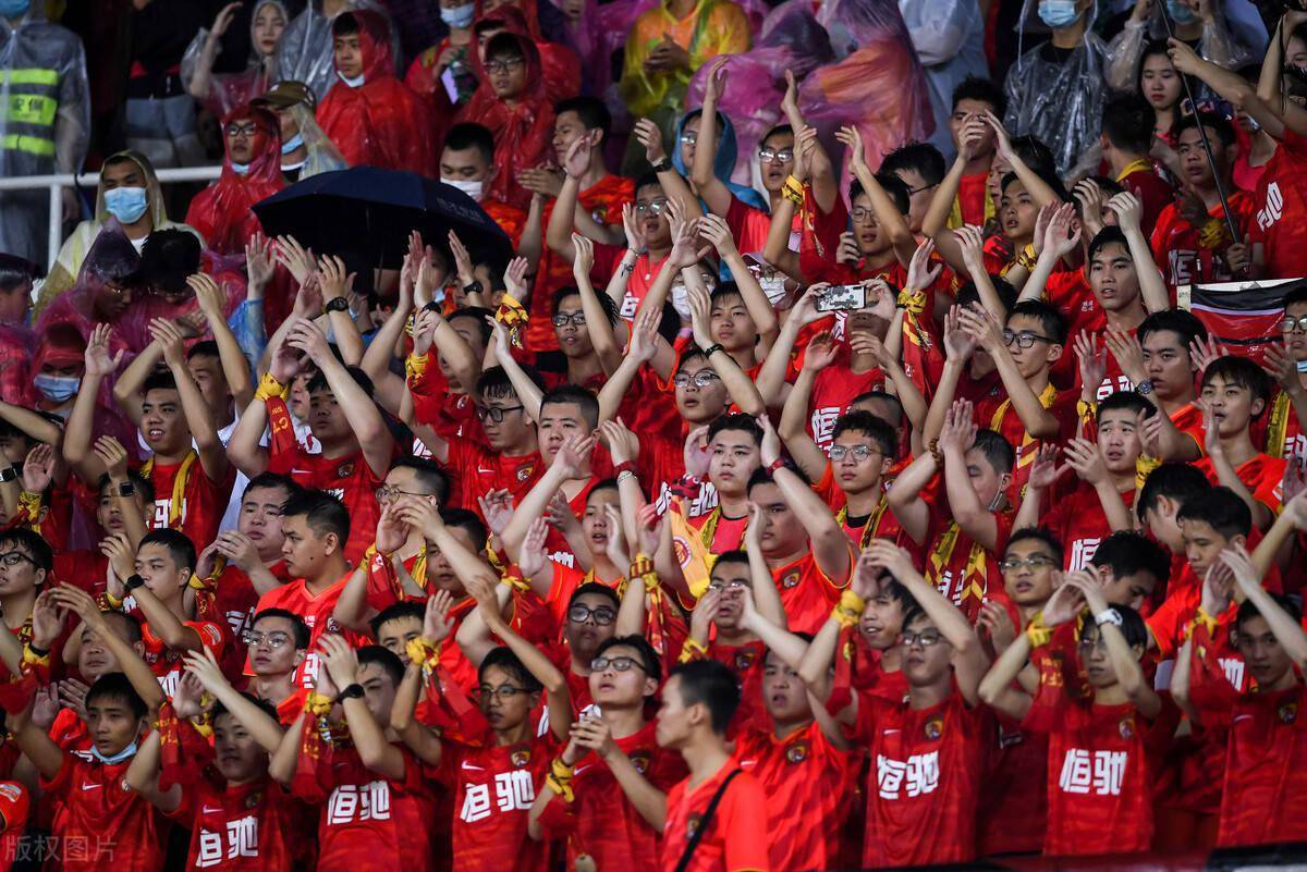 大雨阻挡不了球迷!中超广东德比28252人现场观战,再创赛季新高