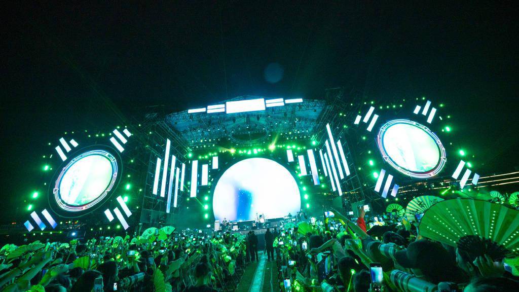 张云雷灰发造型惊喜亮相国潮音乐节 绿海乐队与青柠绿海梦幻联动