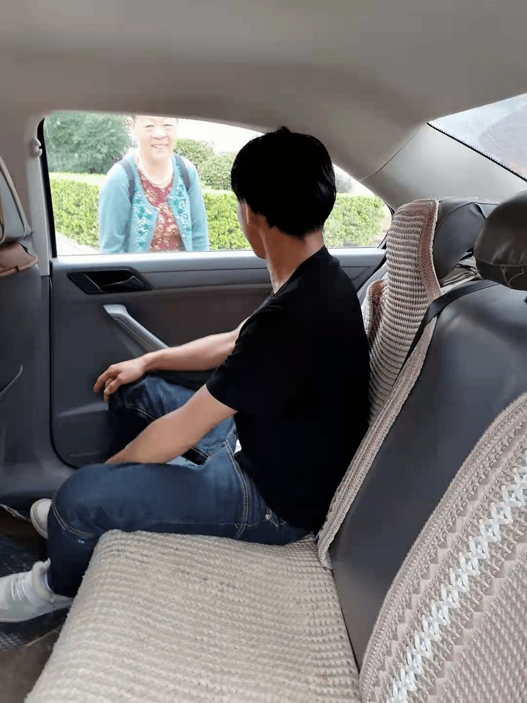 不慎将手机遗忘在出租车后排座,发现后很着急,拨号后驾驶员和下一位