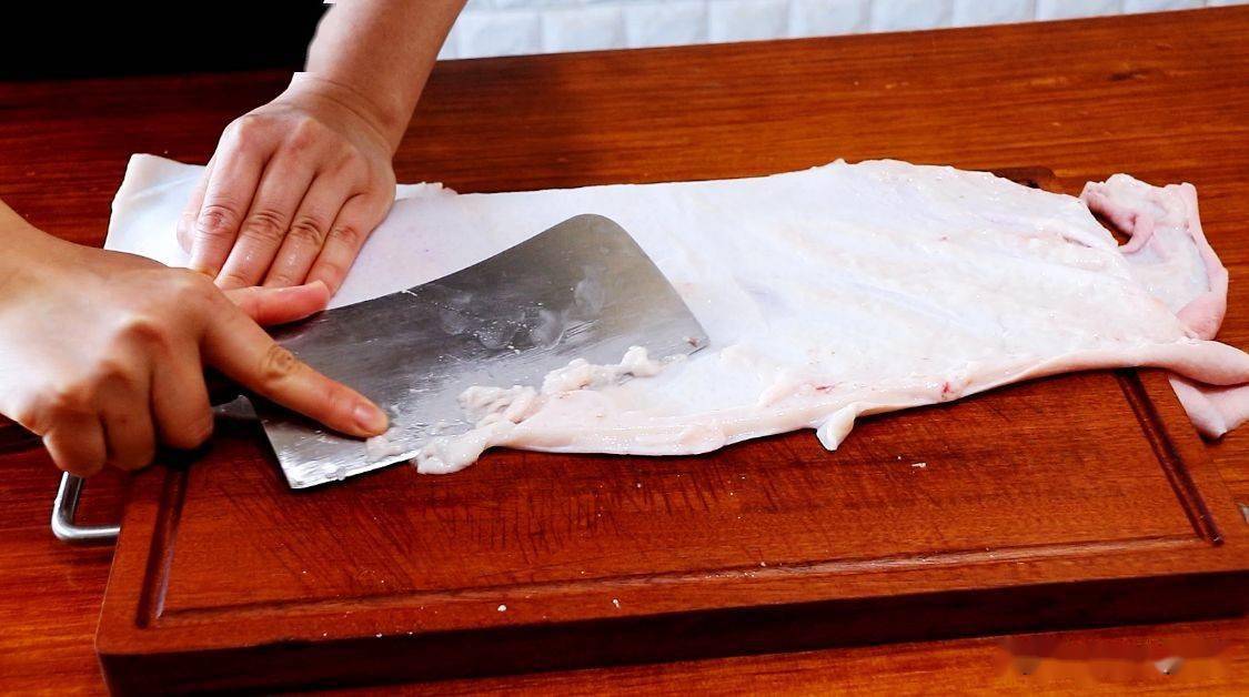 掌握好这些技巧炸出来的猪皮蓬松有人凭借着炸猪皮年收入百万