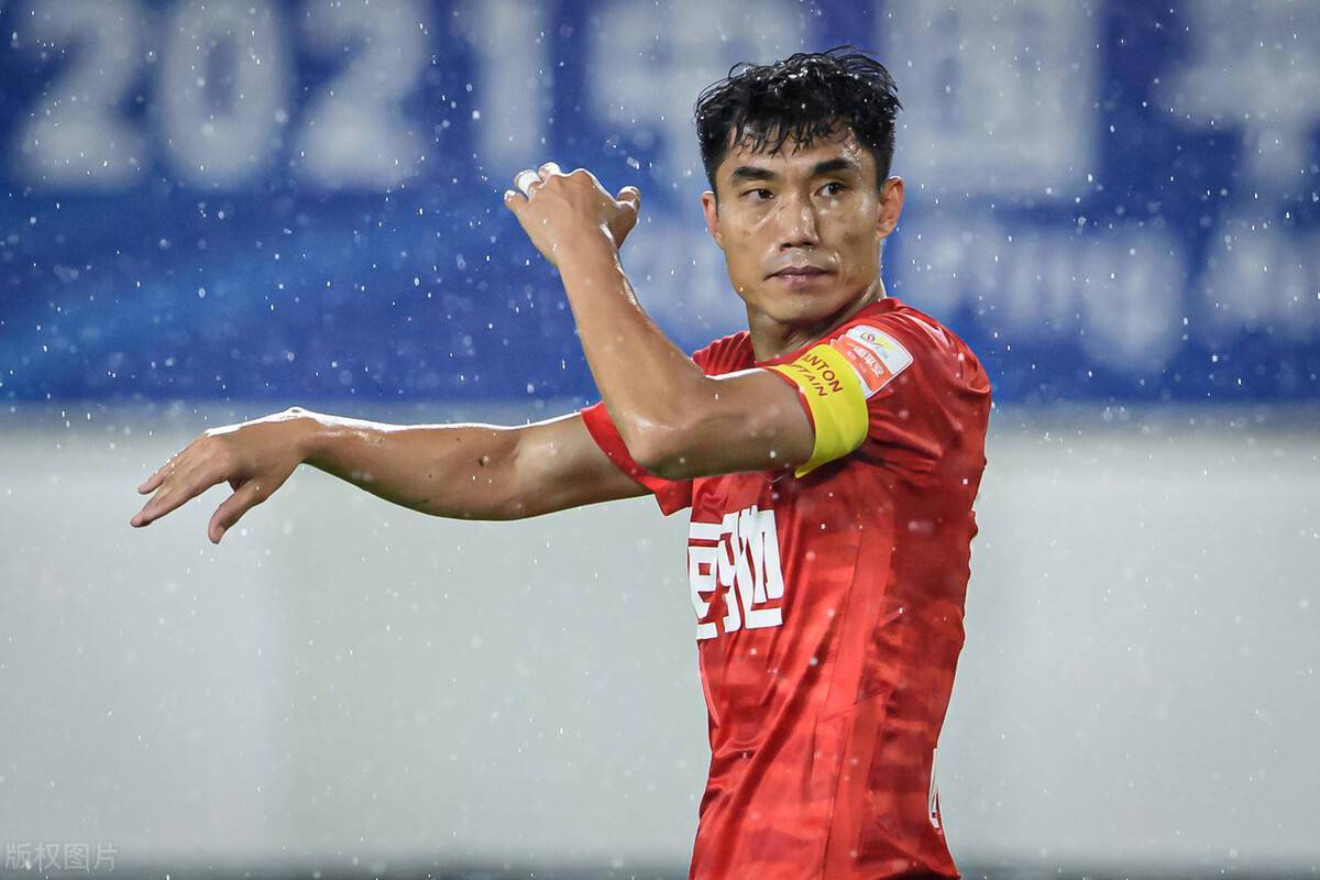 站位很有意思,实验结果表明,这个后卫组合失败了,姜志鹏表现也不是