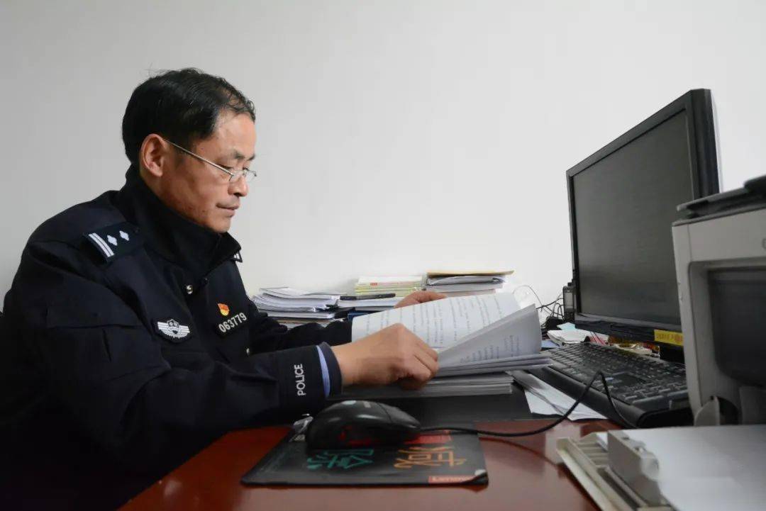 中等身材,目光坚毅而温暖——这就是巢湖市公安局交警大队纪检员赵功