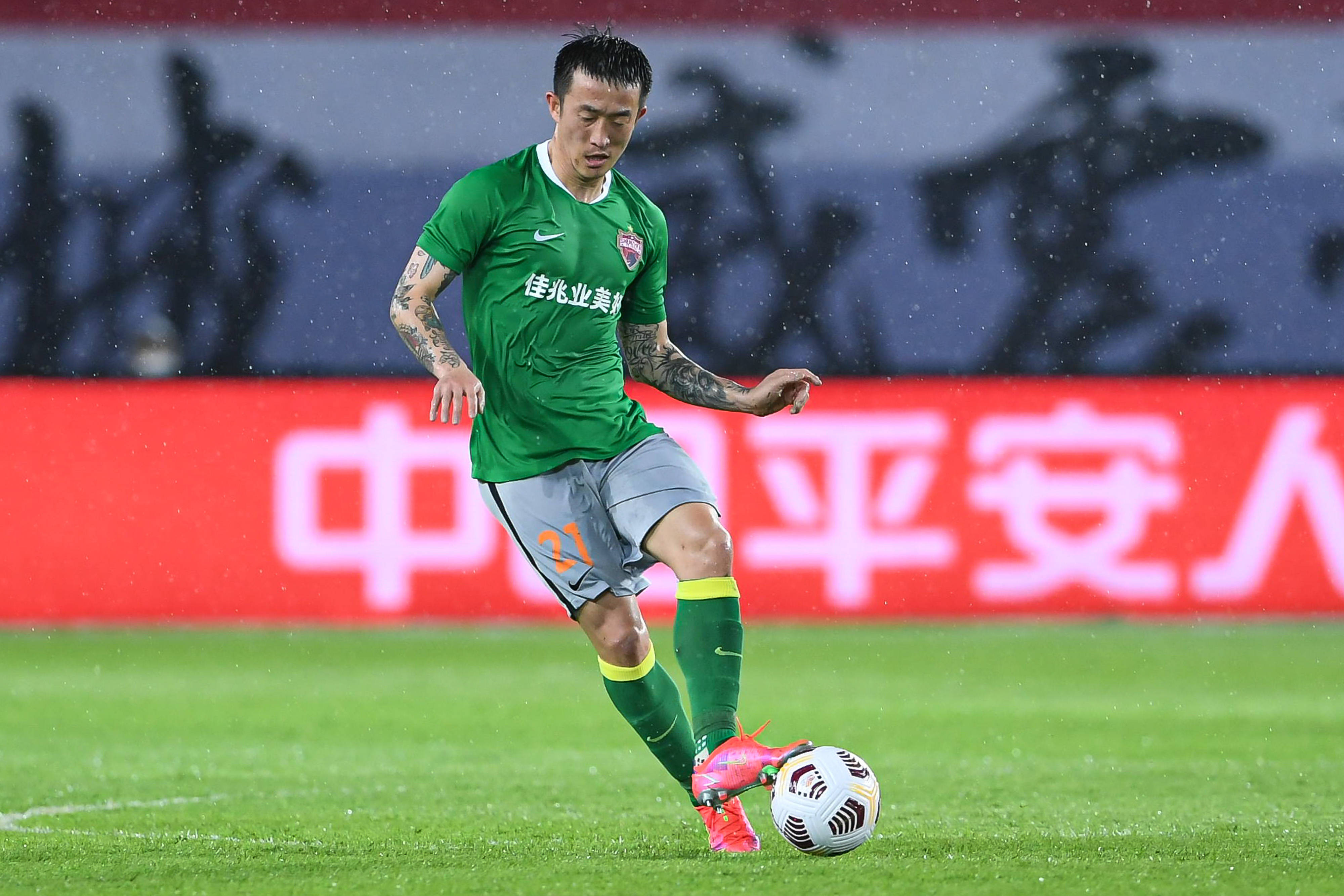 5月2日,深圳队球员姜志鹏在比赛中传球.