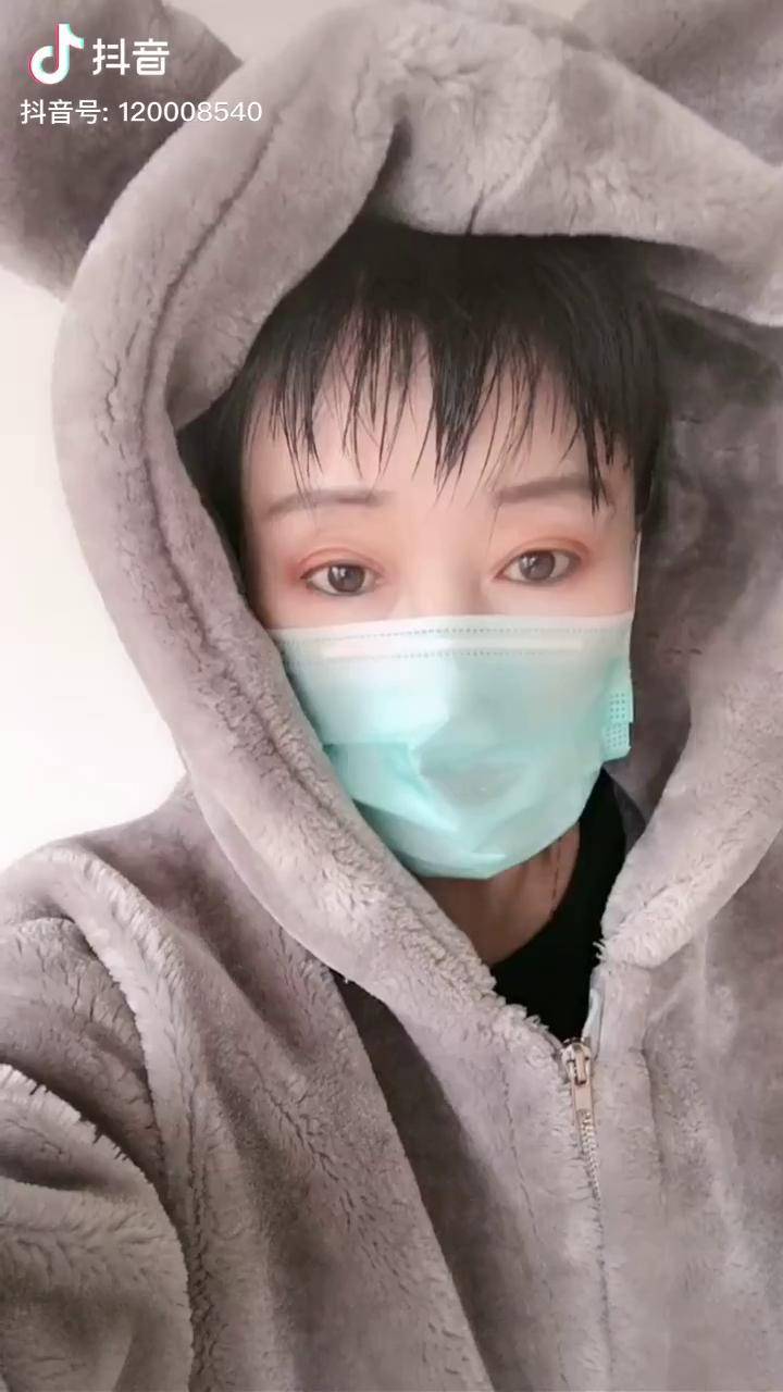 王姐的亲蛋们早上起来外面在下雪天气贼冷贼冷的