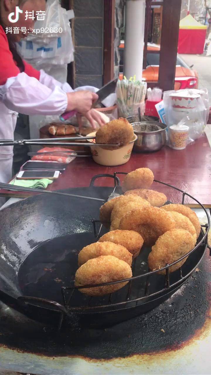 馋人的贵州味贵州安顺地区的特色美食油炸粑稀饭你听这声音