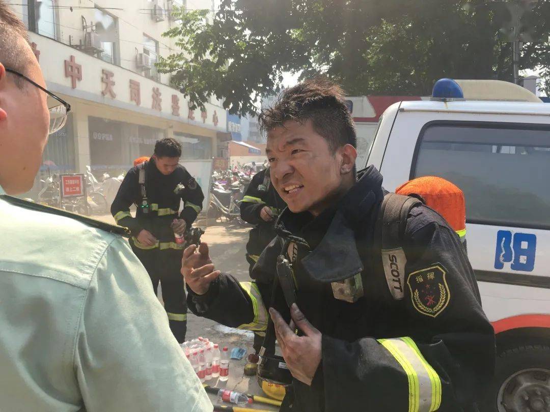 他,是阜阳消防员张龙龙浴火逆行,不辱使命有一种了不起,叫勇毅了