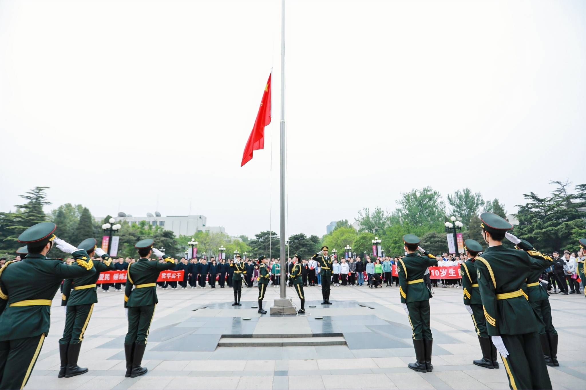 青年的光荣与梦想——记清华大学学生国旗仪仗队