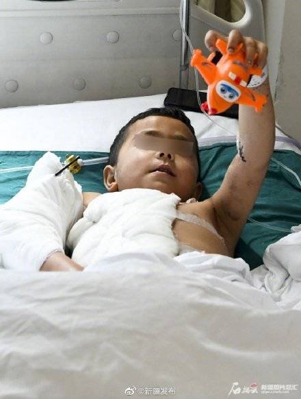 陆空三千里接力救治和田断臂男孩【我们都在等你好起来,加油孩子!