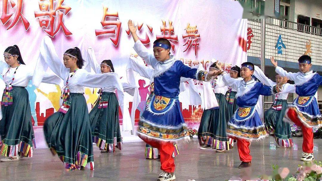 晚會在《吉祥天鼓》的鼓聲中拉開帷幕,民族舞,古典舞,現代舞,15個班級