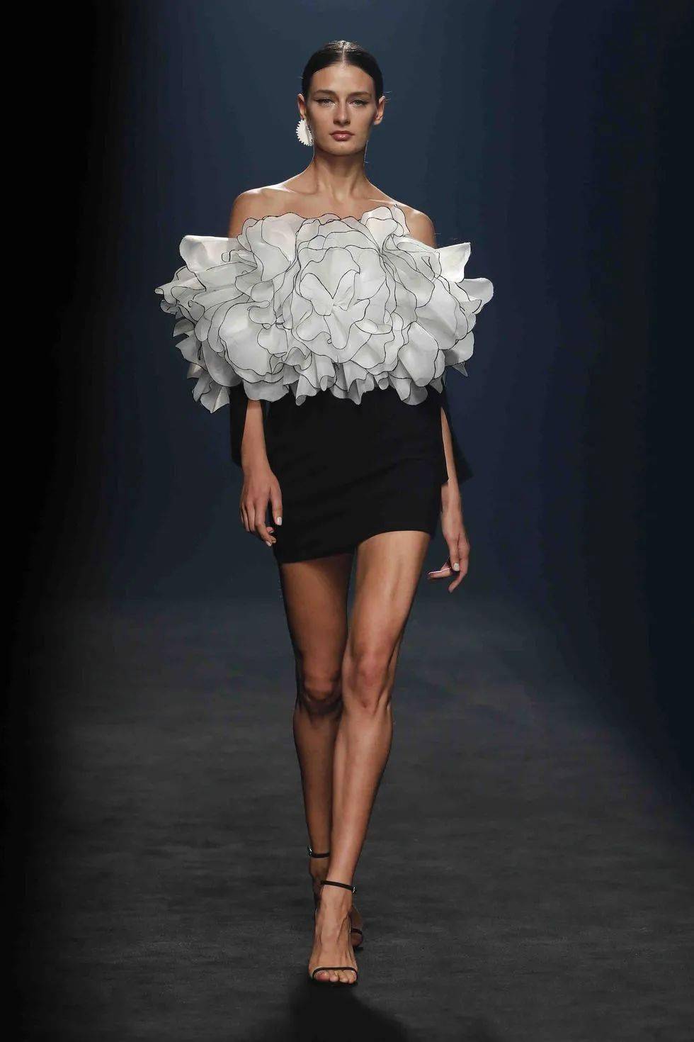 立体元素服装更有律动感和轻盈感