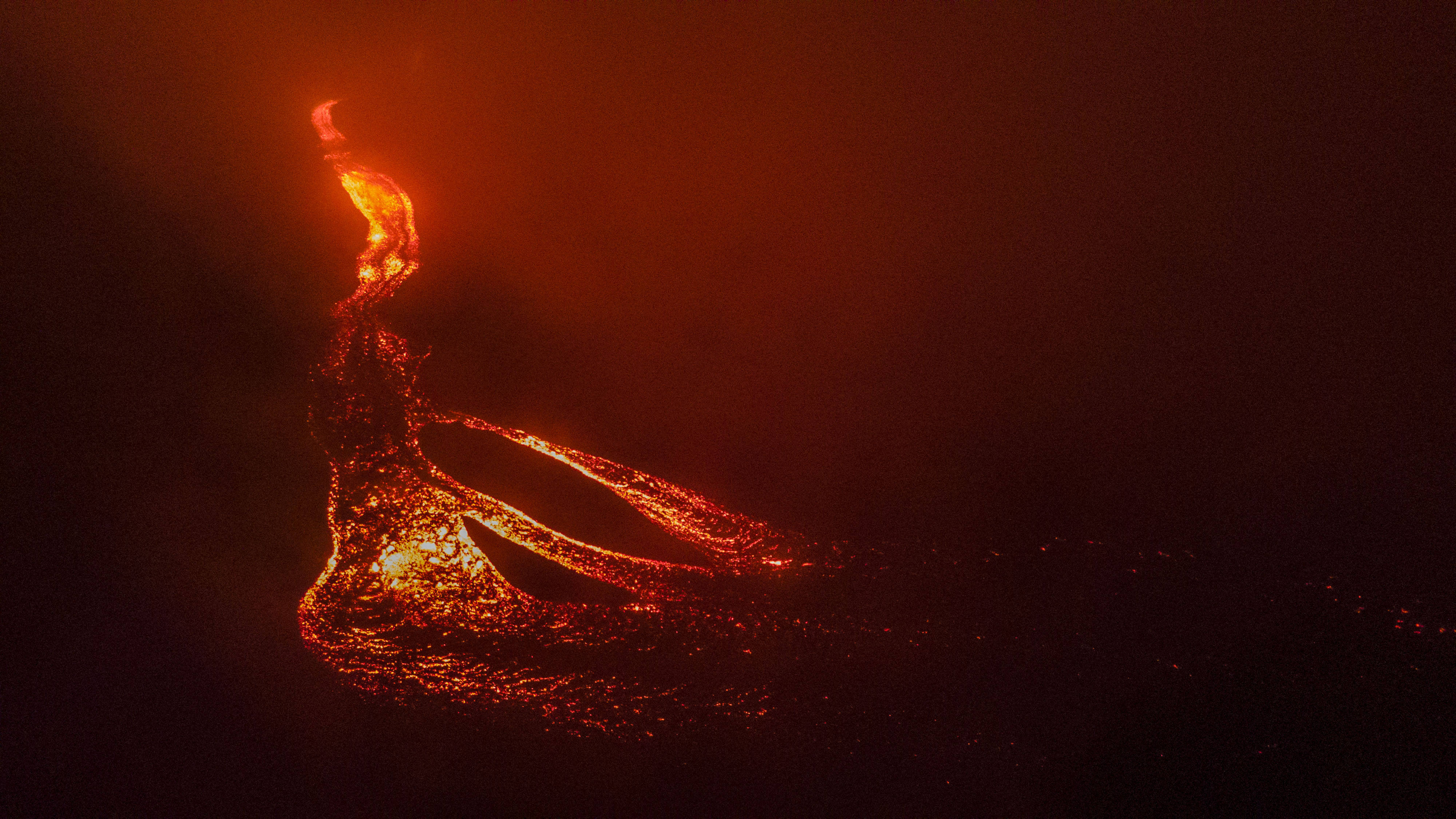 危地马拉帕卡亚火山持续喷发