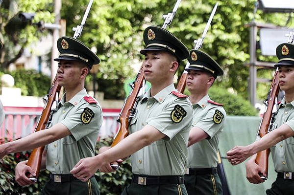 国旗班战士的五四青年节