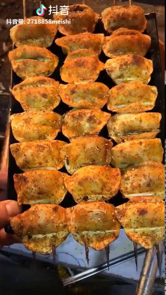 烤饺子最重要的事说一遍听好了饺子煮熟晾凉以后再穿串这样烤出来的