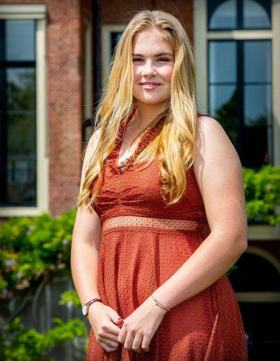 荷兰公主因大码身材被嘲,穿淡黄露肩裙意外显瘦!配卷发风情万种