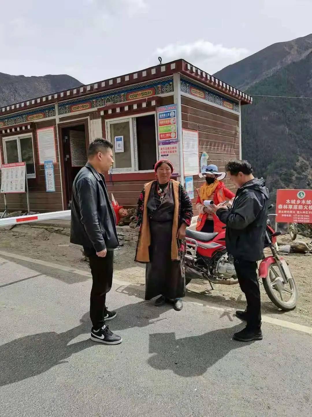 雅江县雅江县委巡察办工作人员深入木绒乡开展森林草原防灭火工作联动