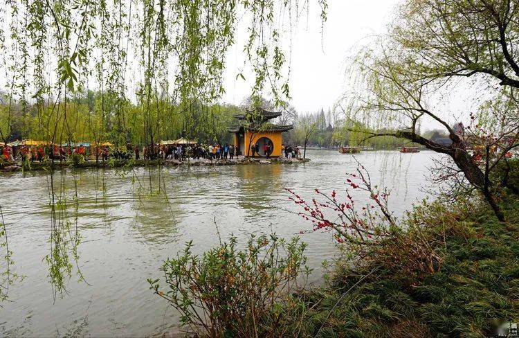 行于江南雨情迷瘦西湖