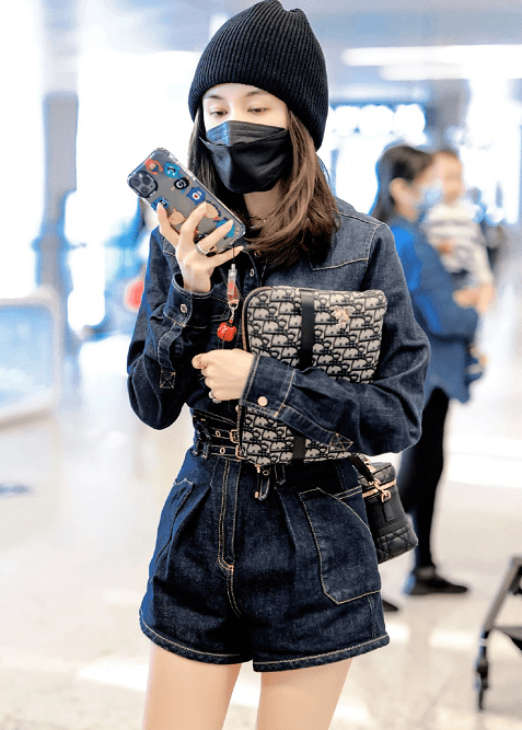 王子文恋爱后更懂穿大牌包配牛仔短裤秀美腿时髦行头惹人模仿