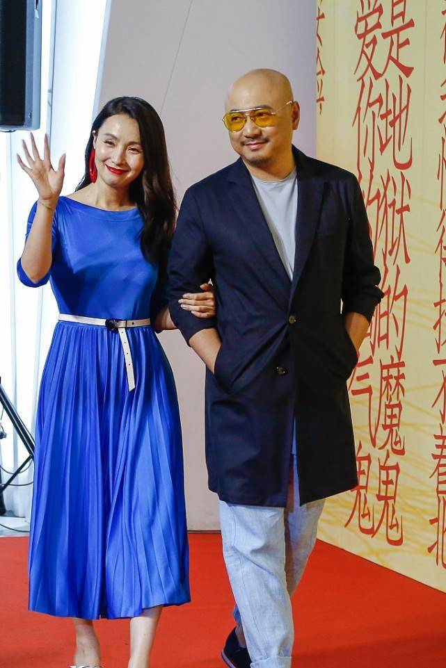 陶虹挽着徐峥一脸幸福样穿气质互补的夫妻装越看越显甜蜜氛围