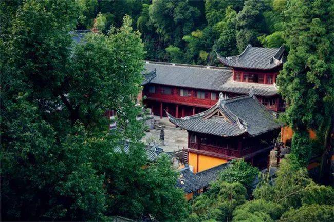 的古下方广寺,为天台宗,茂林修竹,掩映其间,为佛教五百罗汉应真之所